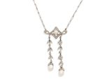 gros plan d'un collier sur fond blanc
