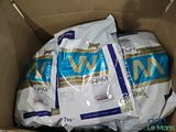 trois sacs de croquettes pour chien dans une boîte en carton