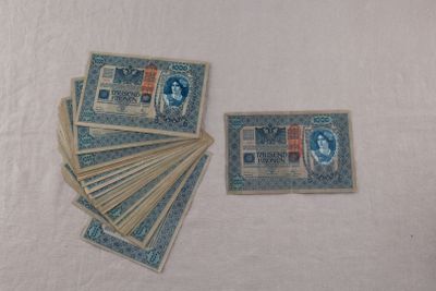 beaucoup de timbres posés sur la table, avec l'image d'une femme