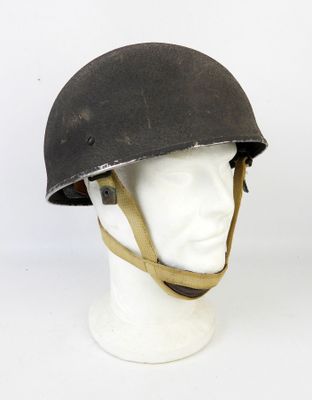 un vieux casque posé sur la tête d'un mannequin, sur fond blanc