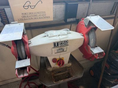 a machine that is sitting on a table in a room