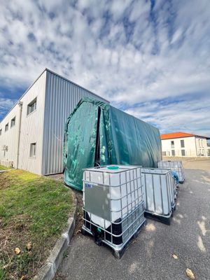 un grand bâtiment recouvert d'une bâche verte