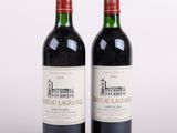 deux bouteilles de vin rouge posées l'une à côté de l'autre sur une surface blanche