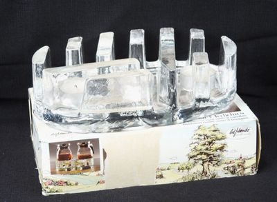 une menorah en verre comportant six verres
