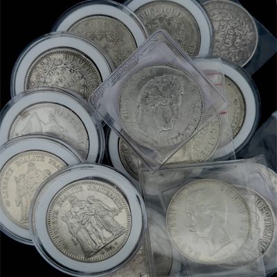 beaucoup de pièces d'argent dans un sachet en plastique transparent