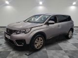un 4x4 gris garé dans une pièce au sol en damier