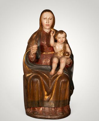 une statue représentant une femme tenant un enfant sur ses genoux