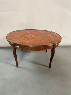 une image représentant une table ronde avec un plateau et des pieds en bois