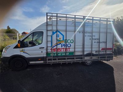 une camionnette blanche garée dans un parking