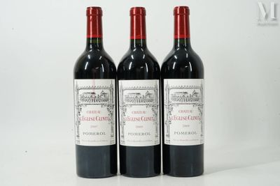 trois bouteilles de vin rouge sont alignées sur une surface blanche