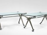 paire de bureaux en chrome et en verre, montés sur des piètements à roulettes