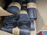 une boîte en carton contenant plusieurs rouleaux de plastique noir