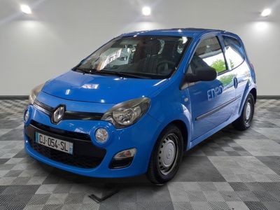 la photo d'une voiture bleue garée dans un garage