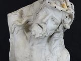 buste en marbre représentant un homme coiffé d'une couronne