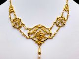 un collier en or sur un mannequin, au design très travaillé