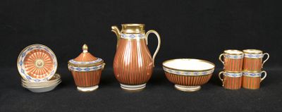 un grand nombre d'objets différents posés sur une table