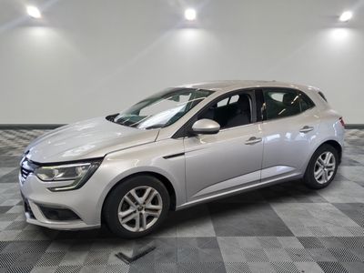La voiture argentée est garée dans le showroom, sur le sol à damier.