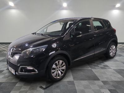 la voiture noire est garée sur un sol en damier dans le garage