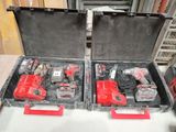 deux outils qui se trouvent dans un coffret posé sur une table