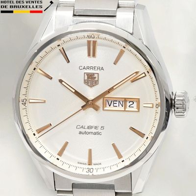 gros plan d'une montre sur une surface blanche