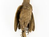 une image représentant une statue d'oiseau accrochée à un mur