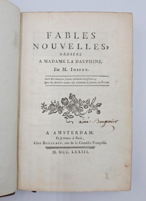 un livre ouvert sur lequel figure une image en noir et blanc représentant des fleurs
