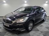 la voiture noire est garée sur un sol en damier dans le garage