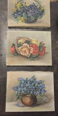 trois tableaux représentant des fleurs dans un vase posé sur une table
