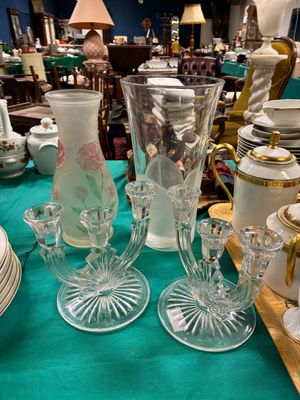 une table sur laquelle sont disposés de nombreux verres