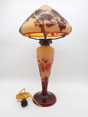 l'image d'une lampe posée sur une table