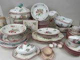 de nombreux types de plats et de tasses sur la table
