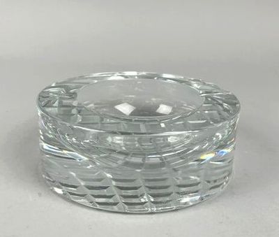 cendrier en verre transparent avec un couvercle transparent sur fond blanc