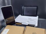 un ordinateur portable et un ordinateur portable posés sur une table