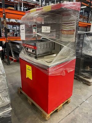 une photo d'une machine qui se trouve dans un entrepôt