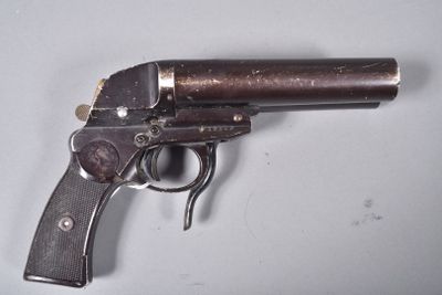 un pistolet posé sur une table