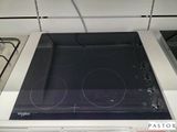 une plaque de cuisson noire surmontée d'un brûleur noir