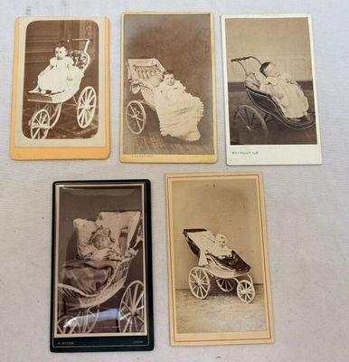 plusieurs vieilles photos d'un bébé dans un landau et d'un bébé dans une poussette