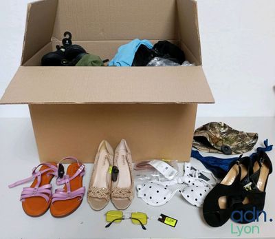 de nombreuses paires de chaussures qui sont rangées dans une boîte