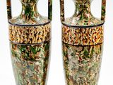 deux vases posés côte à côte sur une surface blanche
