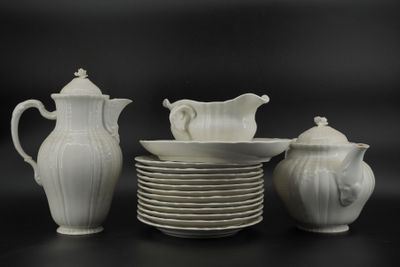 KPM. Ensemble de porcelaine emaillée blanc comprenant une th…