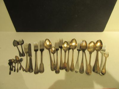 beaucoup de cuillères et de fourchettes posées sur la table
