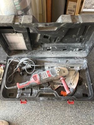 un outil dans une boîte à outils posée par terre