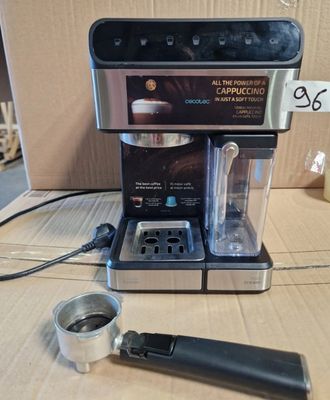 une cafetière posée sur une table