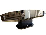 une table noire et dorée sur laquelle est posé un miroir
