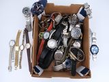 une boîte remplie de montres et d'autres montres posées sur une table