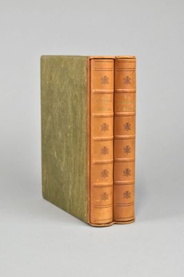 deux livres posés l'un sur l'autre sur une surface grise
