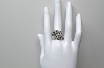 une image représentant une main avec une bague au doigt