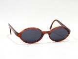 une image représentant une paire de lunettes de soleil sur fond blanc
