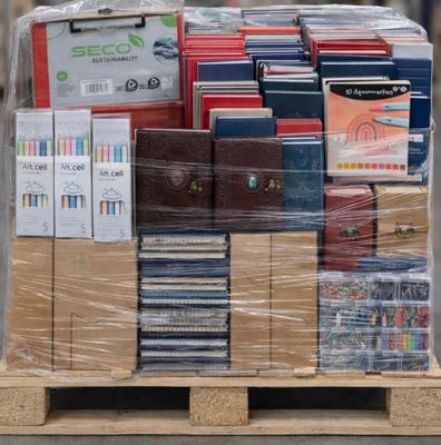 une palette remplie de livres et d'autres articles posés sur une palette
