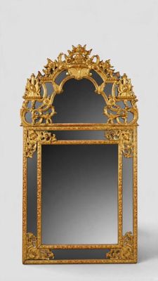 une image d'un miroir avec un cadre doré sur un fond blanc